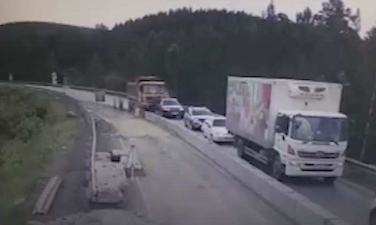 Жуткое ДТП в Челябинской области: неуправляемый грузовик смял четыре автомобиля (ВИДЕО)