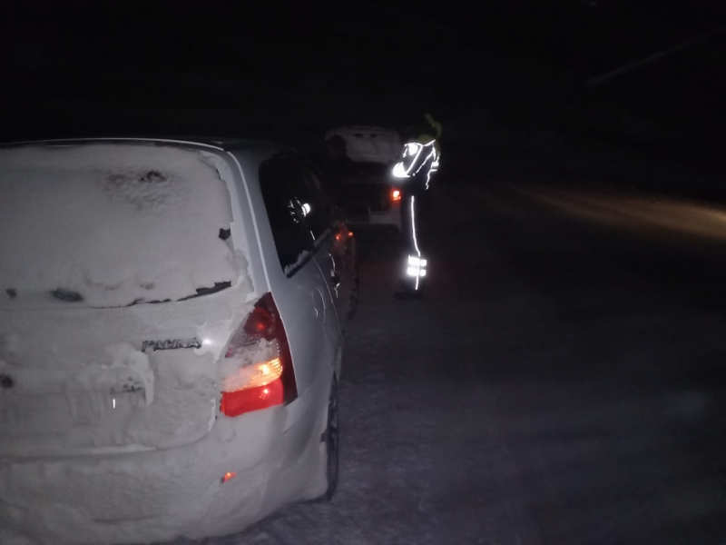 Сотрудники полиции Оренбургской области оказали помощь замерзающему водителю