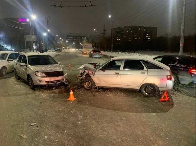 В Оренбурге произошло жёсткое столкновение двух легковых автомобилей