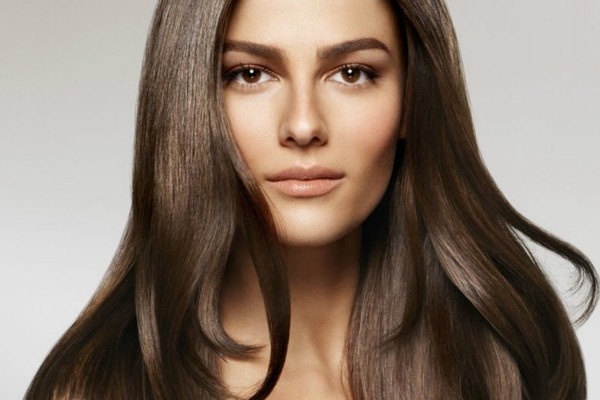 Окрашивание волос в один тон со скидкой 30% в салоне красоты «Визаж»