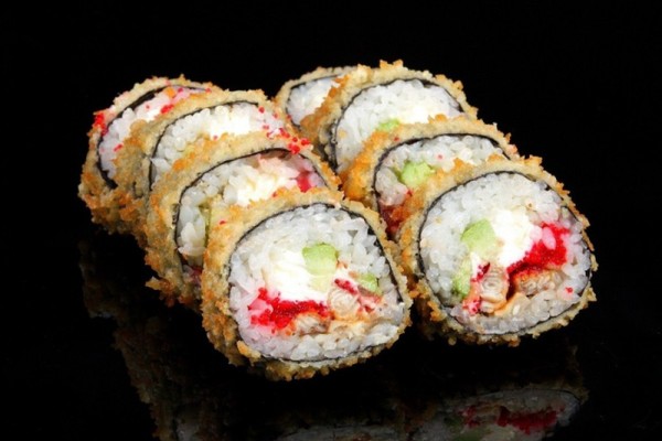 Ролл «Жареная Калифорния» со скидкой 50% в суши-баре «Сакура»