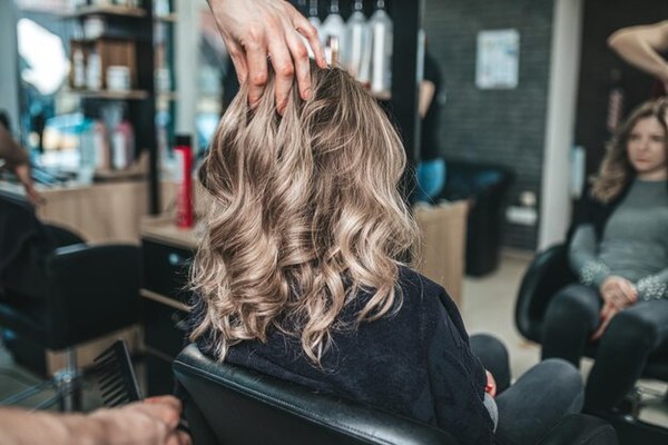 Мелирование волос со скидкой 30% в студии красоты Upgrade (Апгрейд)