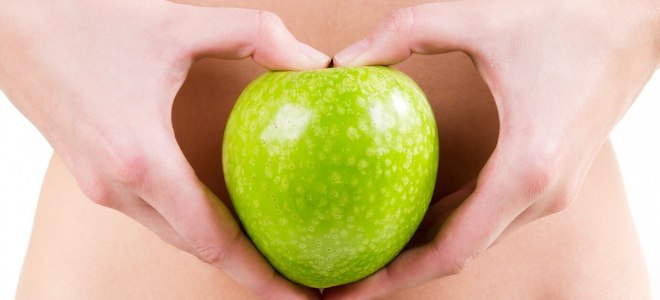 Big detail woman hands holding green apple 1301 3455