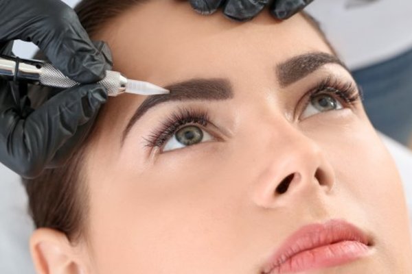 Перманентный макияж в технике «Пудровые брови» за 3500 руб. в школе-студии красоты Capsula 