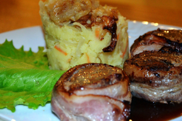 Медальоны из свинины с луковым соусом со скидкой 40% в кафе-ресторане «Чешская ресторация»  
