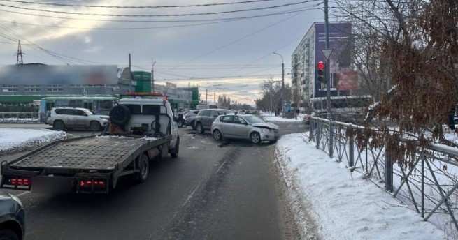 В аварии на улице Карагандинской в Оренбурге пострадала женщина-водитель