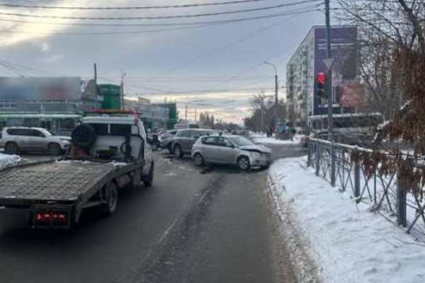 В аварии на улице Карагандинской в Оренбурге пострадала женщина-водитель