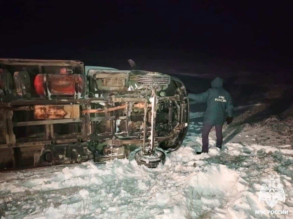 В Оренбургской области пожарные МЧС России спасли водителя грузовика