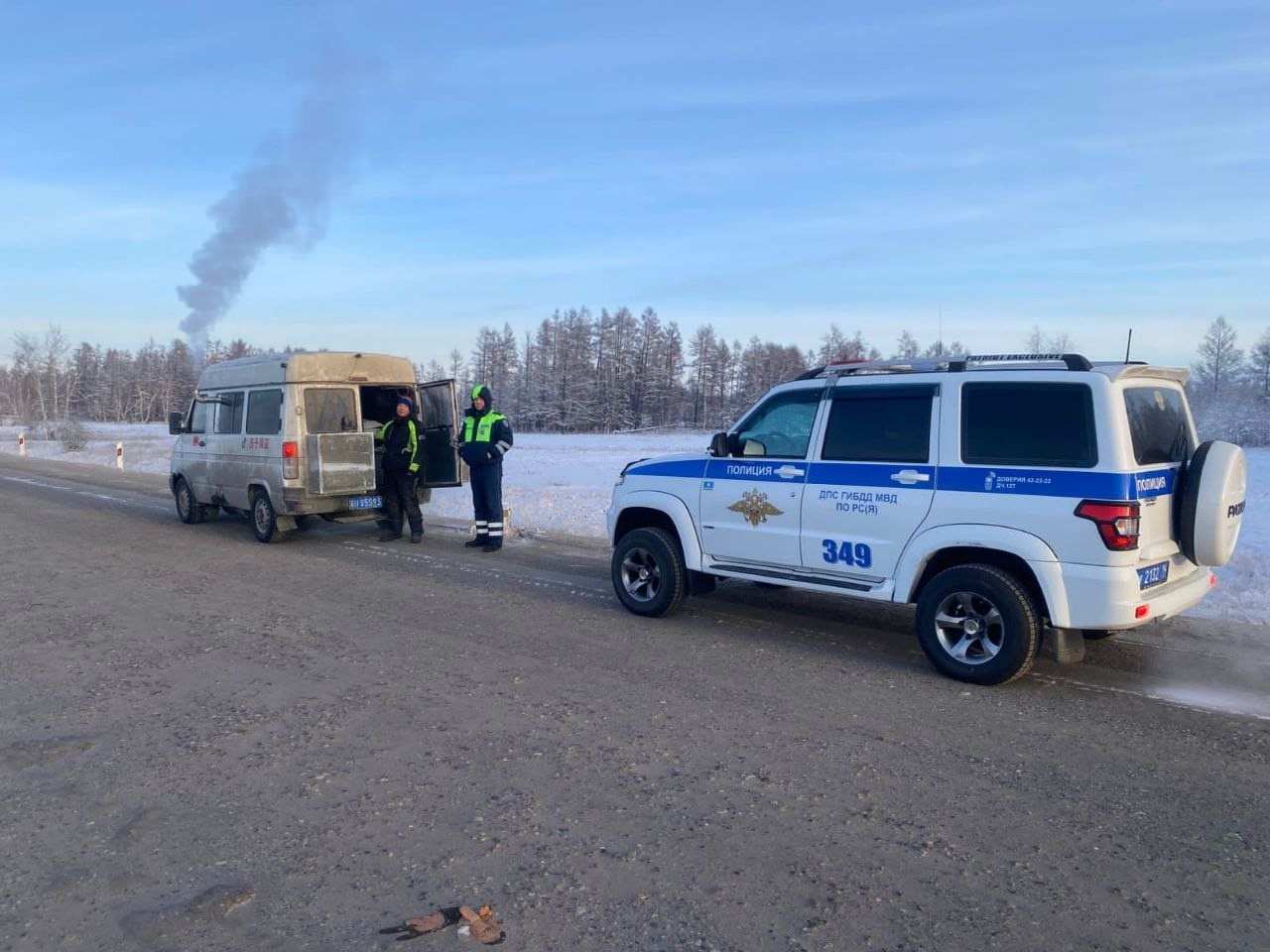 В Якутии водитель микроавтобуса грелся в пути печкой-буржуйкой