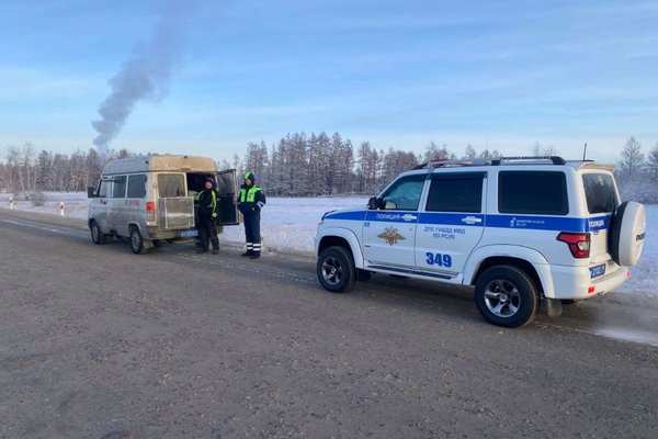 В Якутии водитель микроавтобуса грелся в пути печкой-буржуйкой