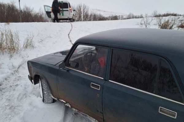 В Оренбуржье приставы спасли семью из снежного плена