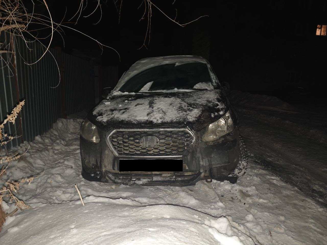 Оренбуржец попытался угнать автомобиль у знакомого, но врезался сначала в сугроб, а потом в столб