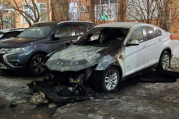 Двое оренбуржцев подожгли дорогую иномарку