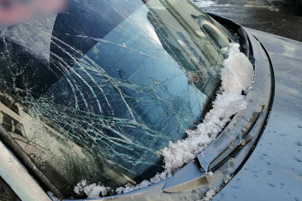 Что делать, если на автомобиль упал снег с крыши?