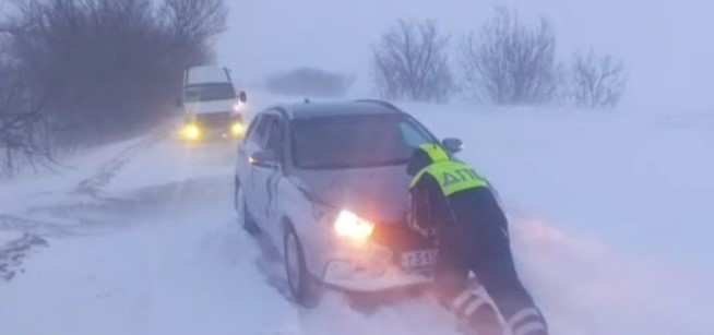 В Оренбуржье в снежный плен попали 15 автомобилей