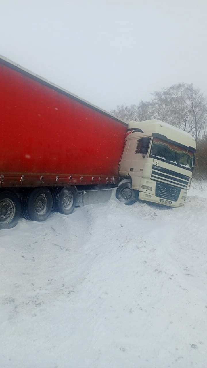 В Переволоцком районе фура съехала в кювет 