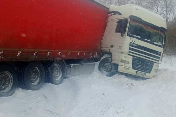 В Переволоцком районе фура съехала в кювет 