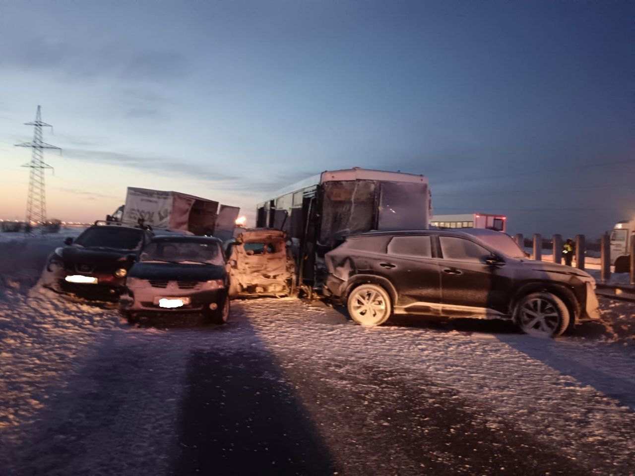 В Архангельской области на трассе столкнулись 100 автомобилей