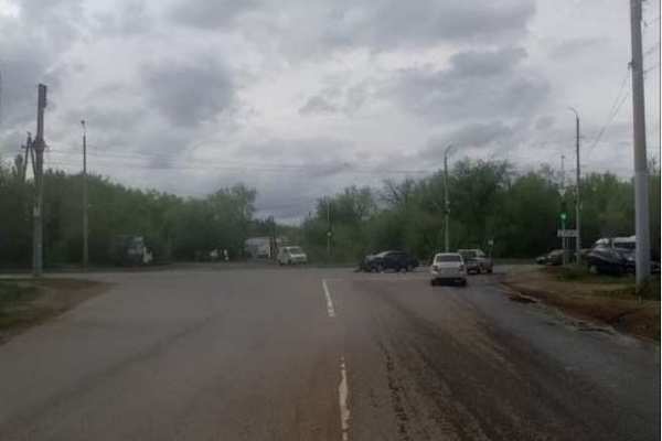В Оренбурге иномарку отбросило на металлический забор
