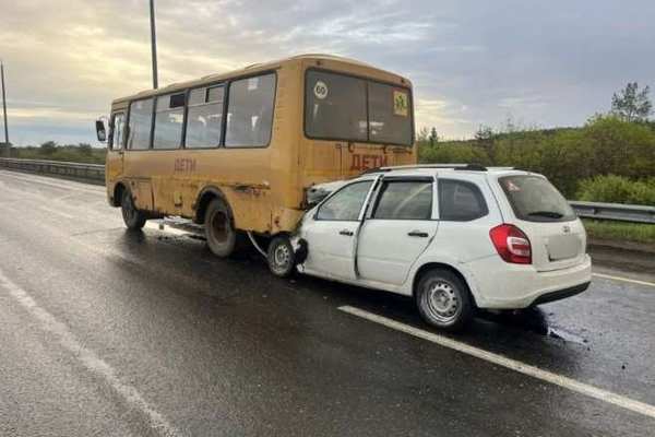 На Загородном шоссе в Оренбурге «Лада Калина» врезалась в автобус