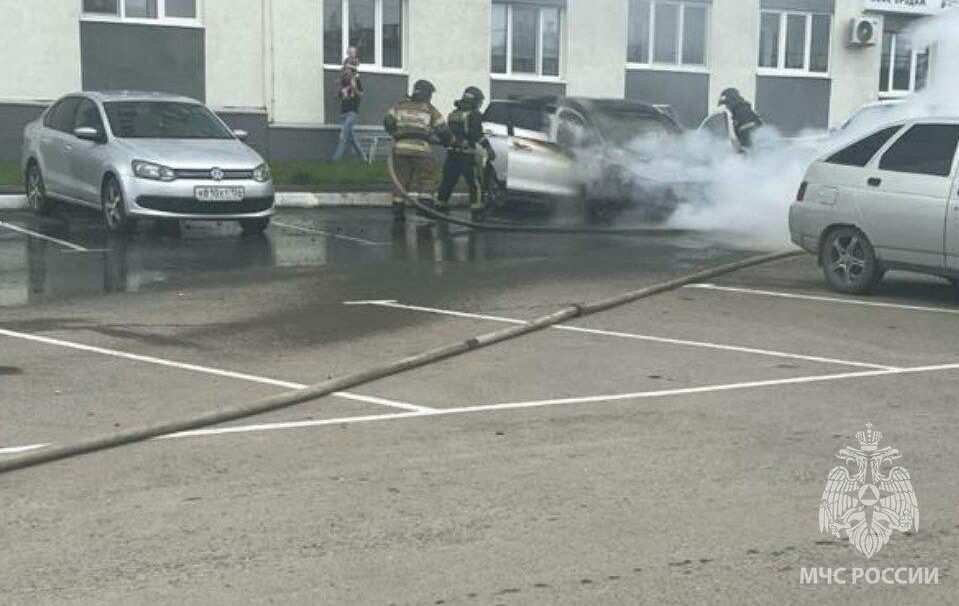 В Оренбурге сгорел припаркованный Geely 