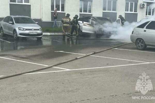 В Оренбурге сгорел припаркованный Geely 