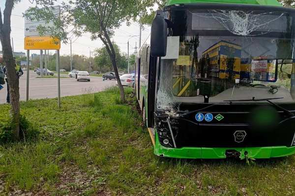 В Оренбурге иномарка врезалась в автобус