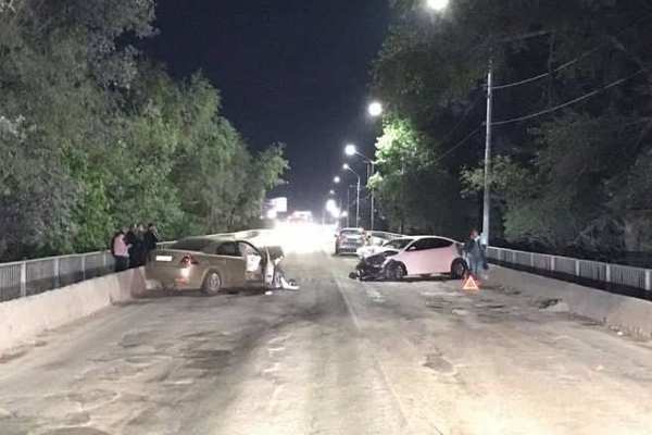 В Оренбурге на проспекте Братьев Коростелевых произошло тройное ДТП с пострадавшими
