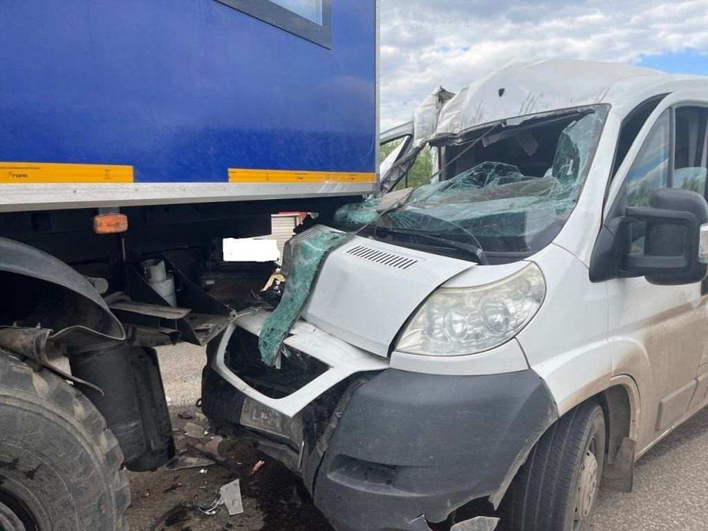 В Бугурусланском районе произошло столкновение микроавтобуса и фуры