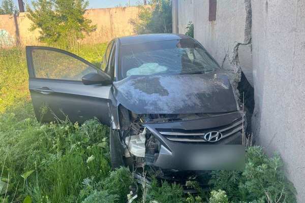 В Оренбурге водитель врезался в бетонный забор