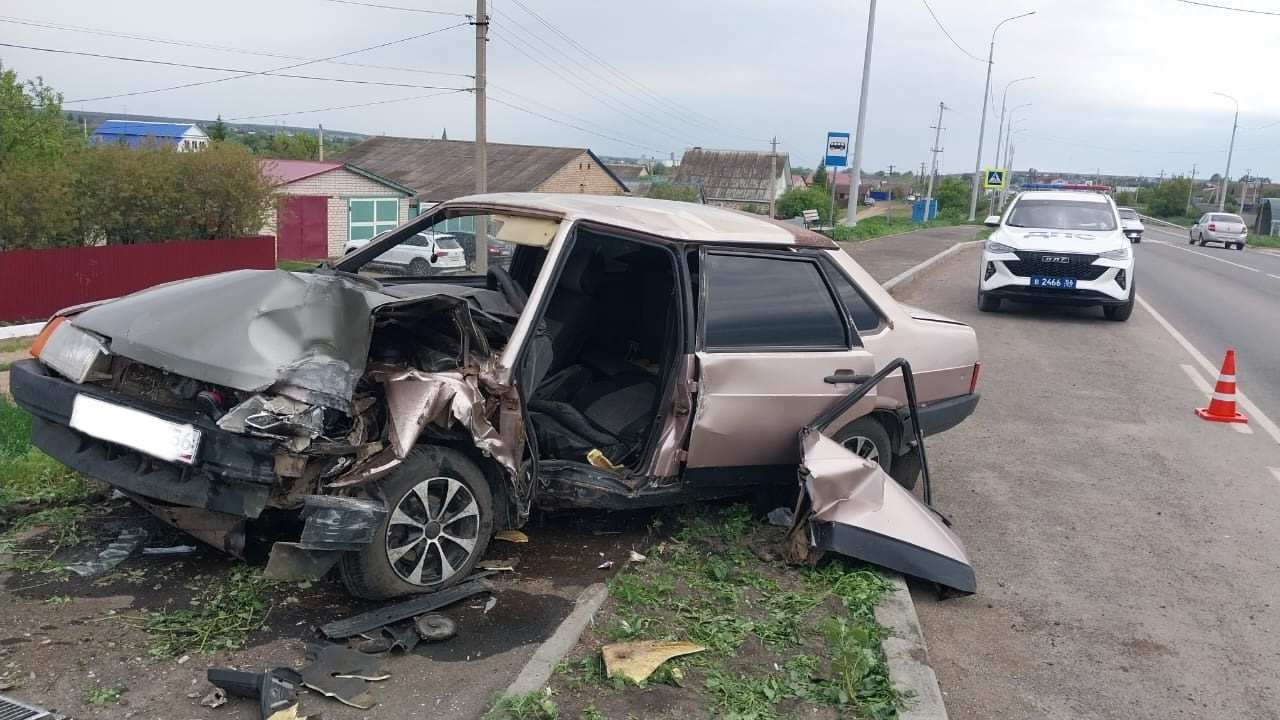 В Абдулино «ВАЗ-21099» разворотило от удара от металлическую опору