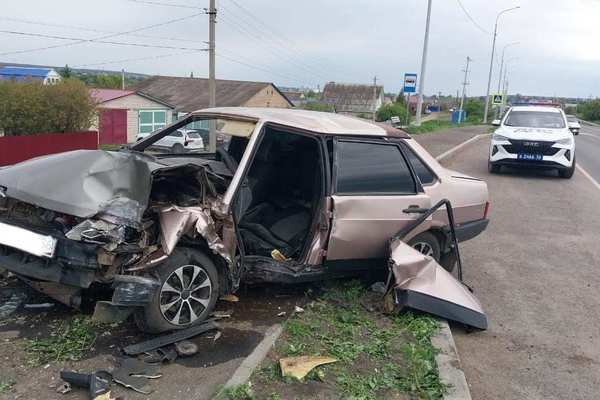 В Абдулино «ВАЗ-21099» разворотило от удара от металлическую опору