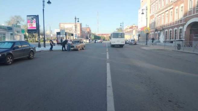 В Оренбурге на улице Володарского машина сбила девочку-подростка