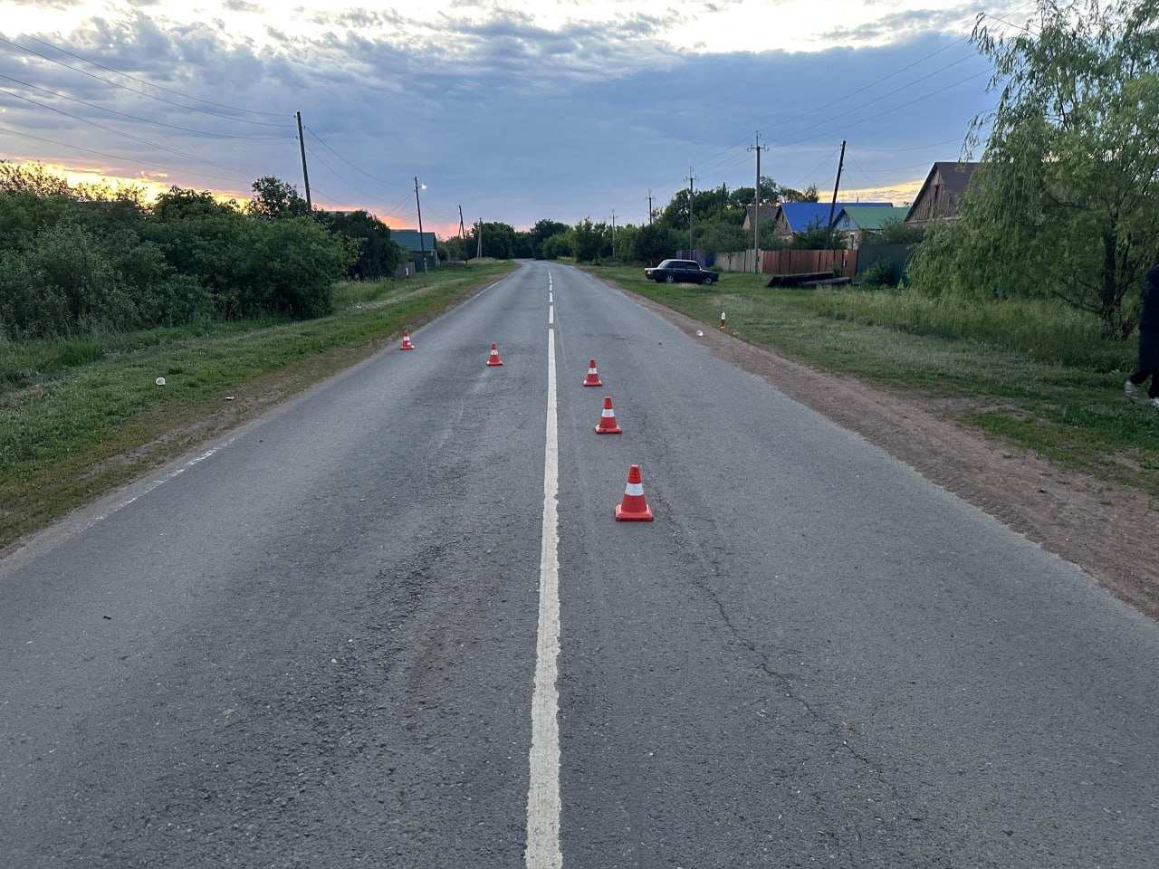 В Бузулукском районе девушка каталась на капоте машины и получила травму головы