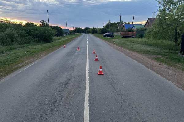 В Бузулукском районе девушка каталась на капоте машины и получила травму головы