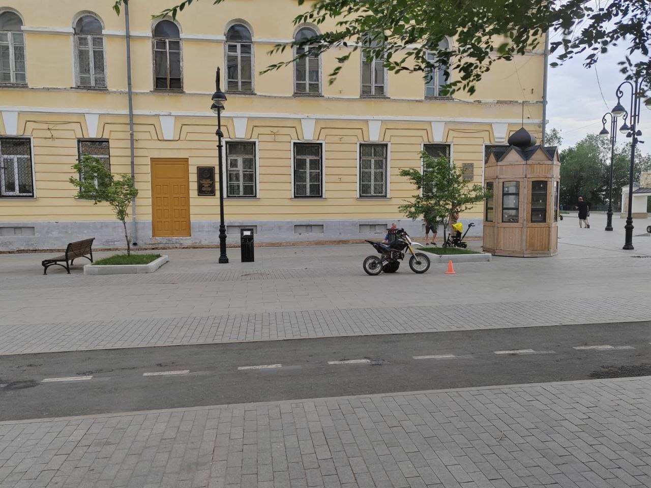 В Оренбурге водитель питбайка сбил отца с ребёнком 