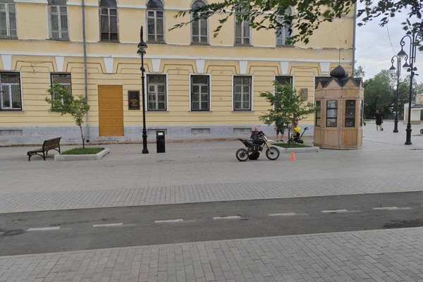В Оренбурге водитель питбайка сбил отца с ребёнком 