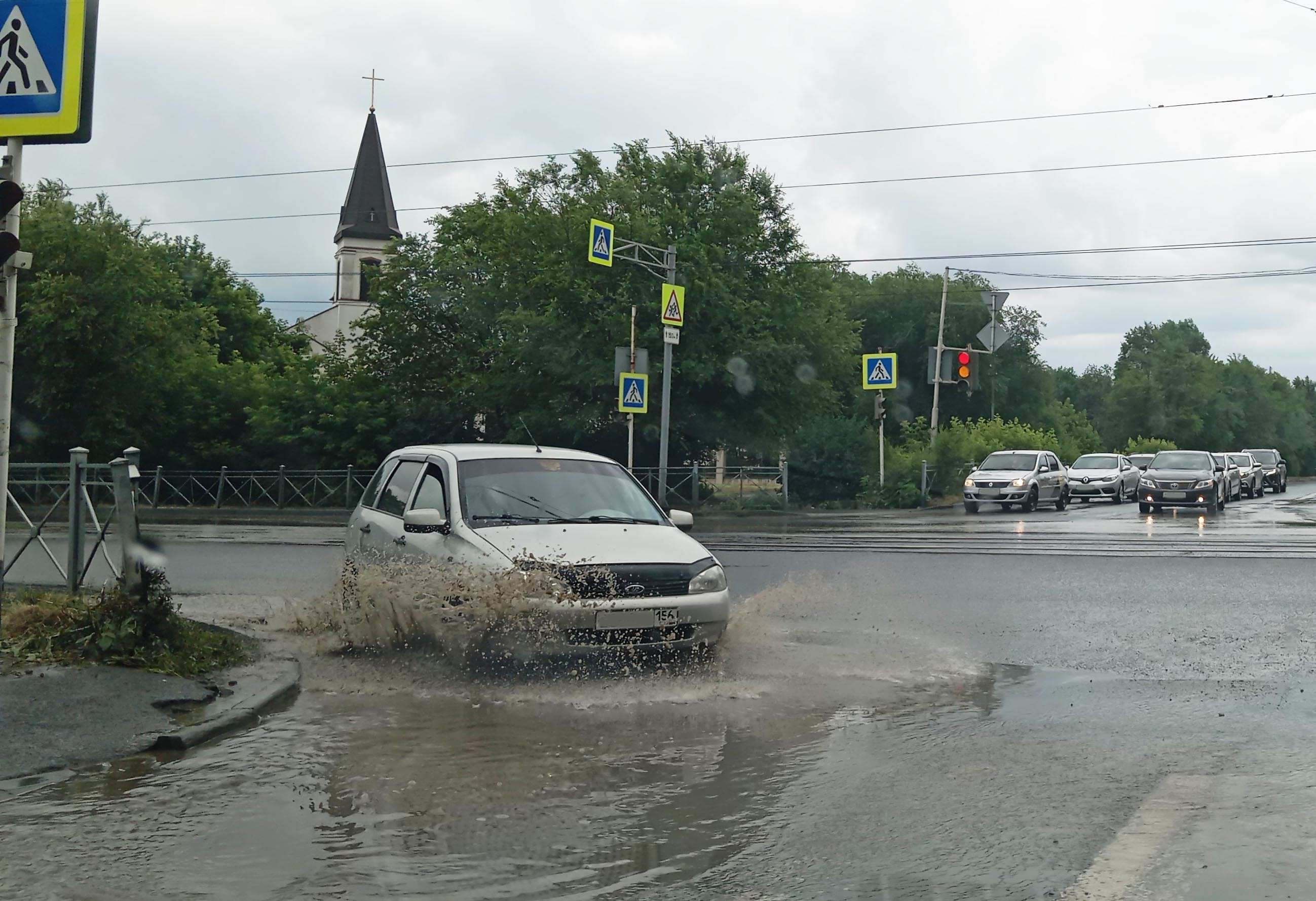 Что грозит водителю, обрызгавшему грязью прохожего?
