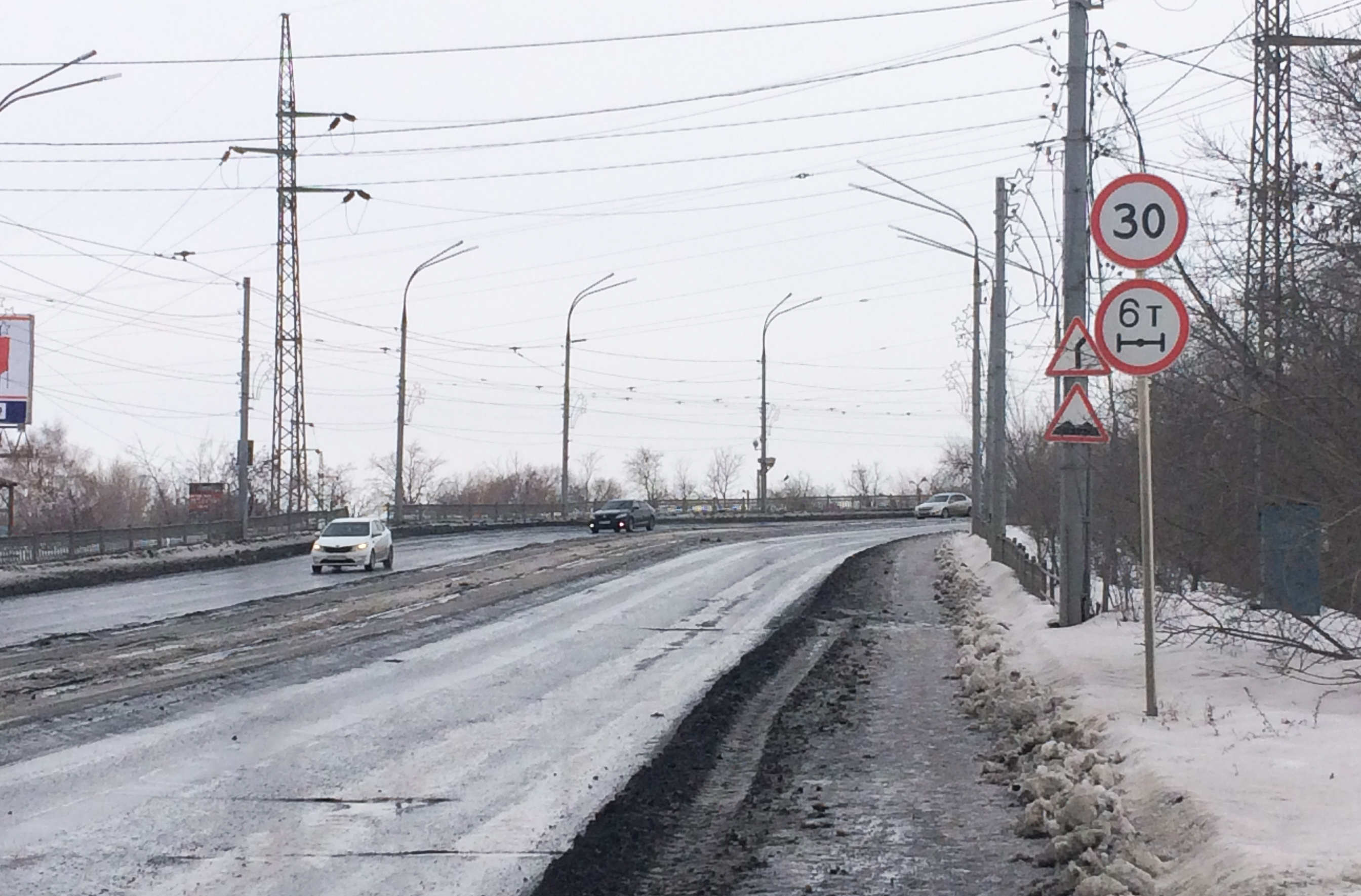 На Гагаринском путепроводе дорожный знак установлен с нарушением
