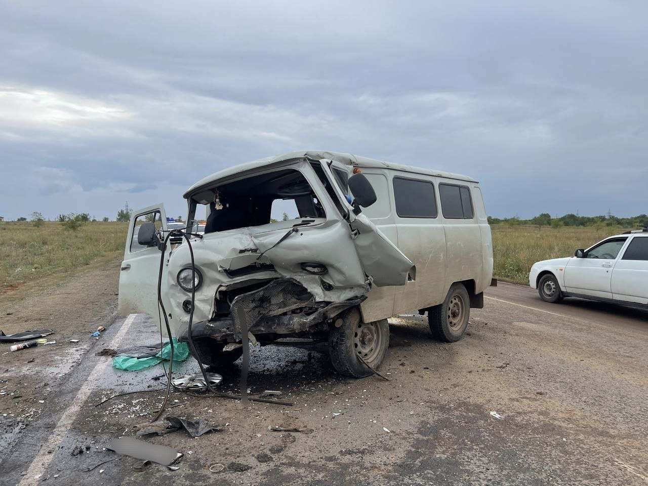 Под Оренбургом столкнулись «Опель» и «УАЗ». Погибли два человека