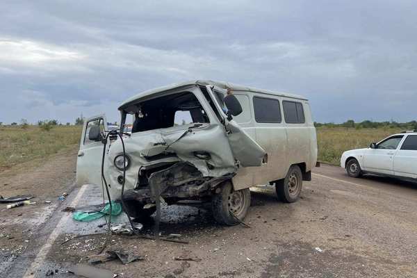 Под Оренбургом столкнулись «Опель» и «УАЗ». Погибли два человека