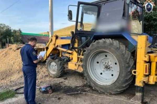 В Кувандыке колесо от трактора проломило забор жилого дома и упало на 2-летнего ребёнка