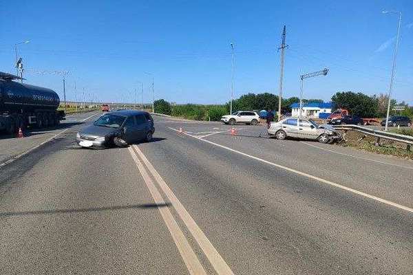 Под Сорочинском произошло жёсткое столкновение двух легковых автомобилей