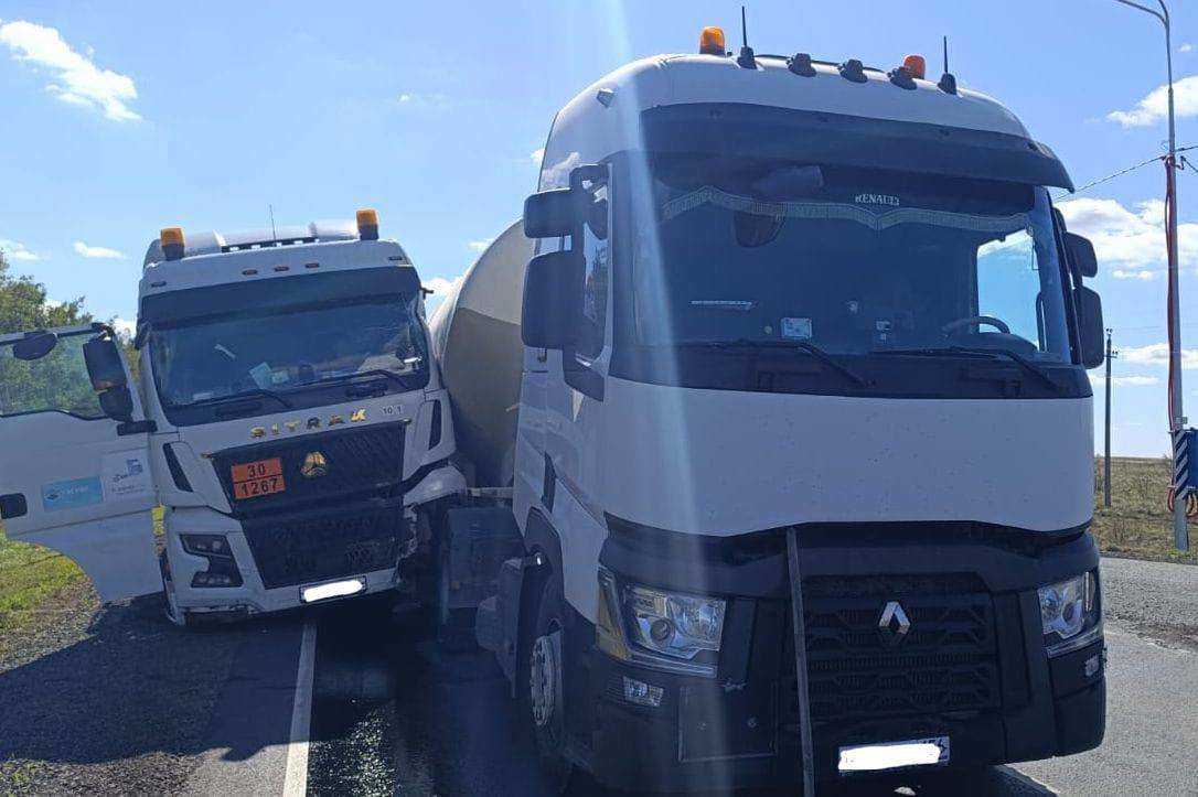 В Абдулино столкнулись две фуры. Пострадал водитель