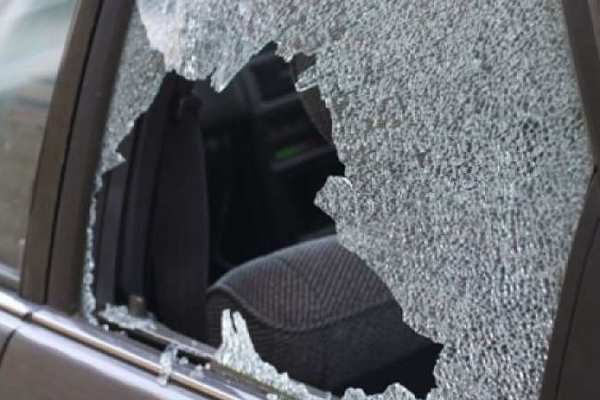 В Омске нетрезвая автоледи повредила во дворе 8 автомобилей после ссоры с приятелем  