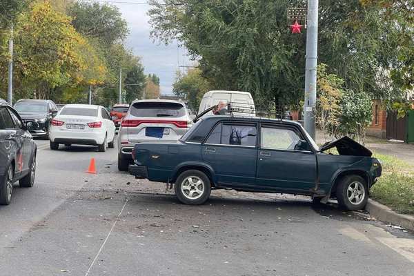 В Оренбурге произошло тройное ДТП из-за того, что водителю стало плохо за рулём