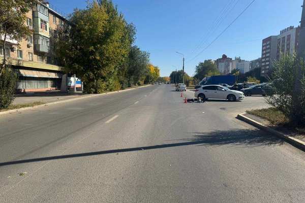 В Оренбурге водитель иномарки столкнулся с электровелосипедом