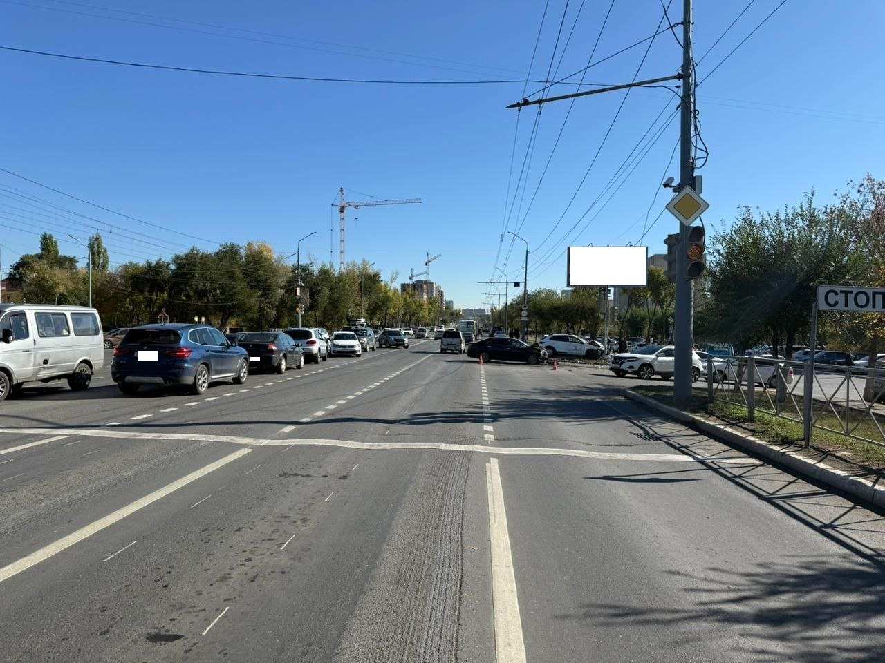 На проспекте Гагарина в Оренбурге столкнулись две иномарки