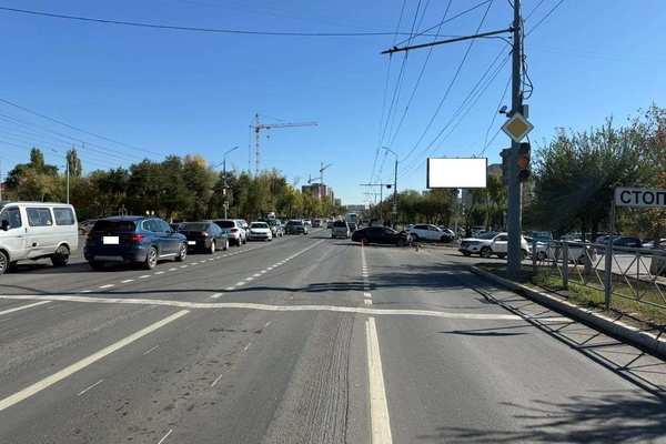 На проспекте Гагарина в Оренбурге столкнулись две иномарки