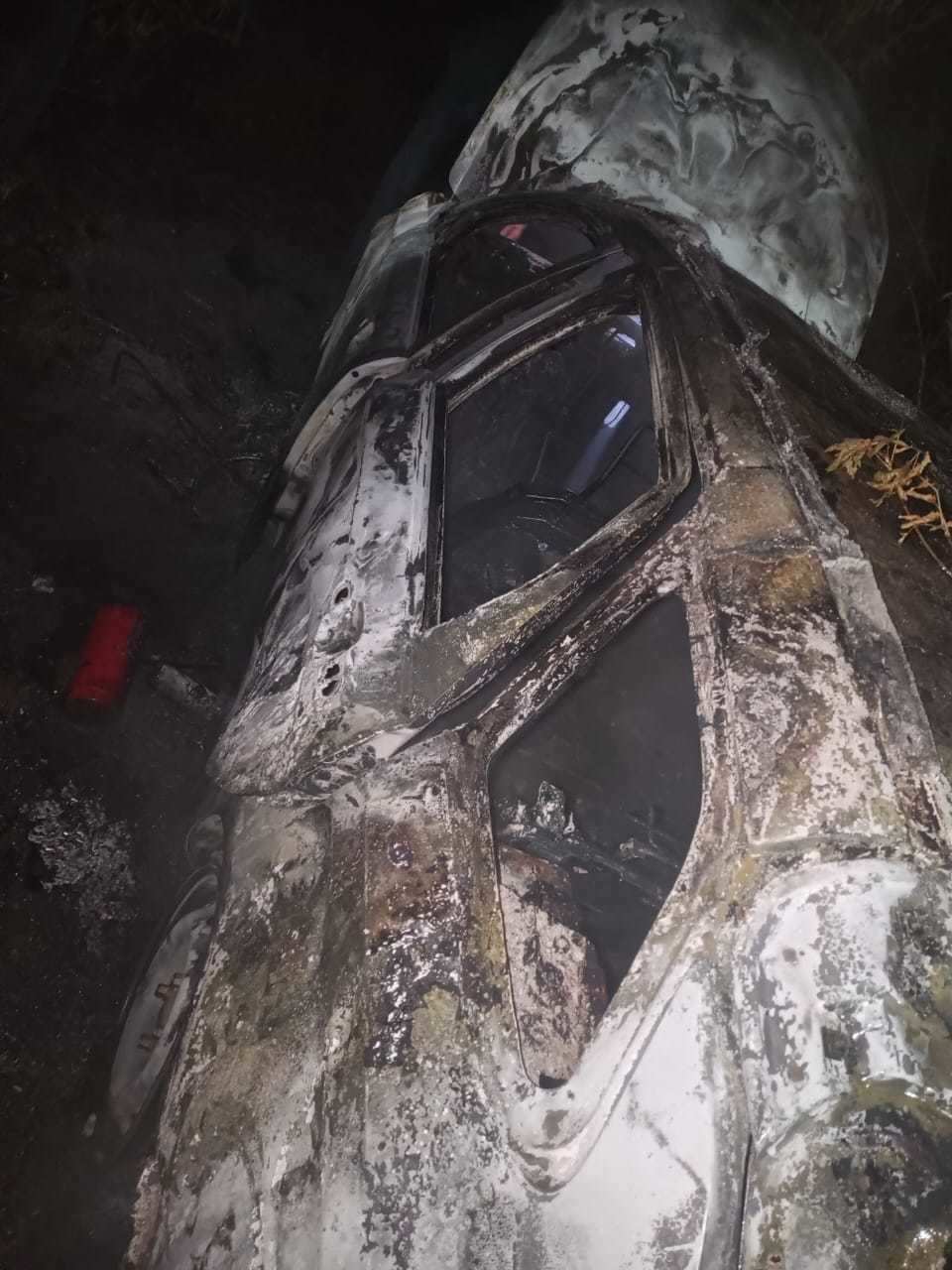 В Орске из-за сигареты сгорел автомобиль. Двое людей оказались в больнице с ожогами